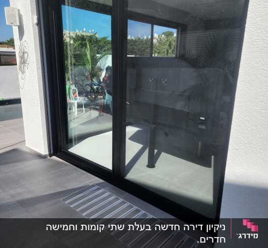 חלון זכוכית נקי עם השתקפות של חוץ